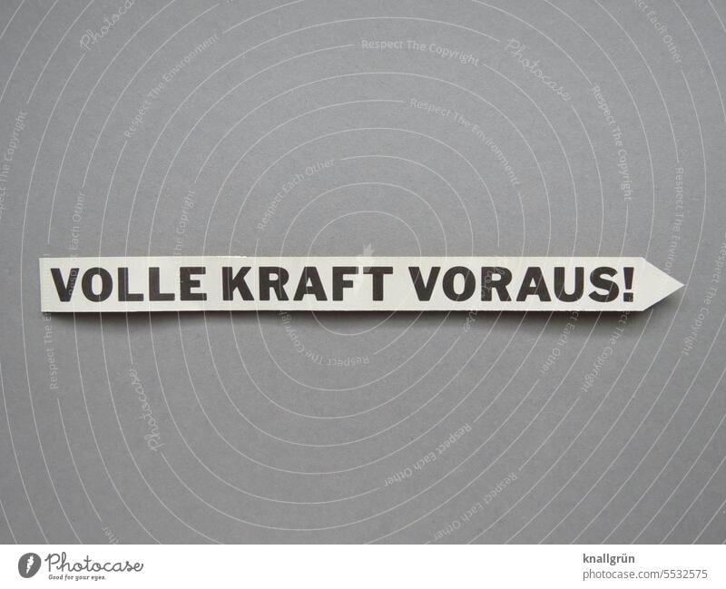 Volle Kraft voraus! Energie Tatkraft Optimismus Entschlossenheit Mut Gefühle Erwartung Stimmung Vorhaben Zukunft Farbfoto Schriftzeichen Freisteller