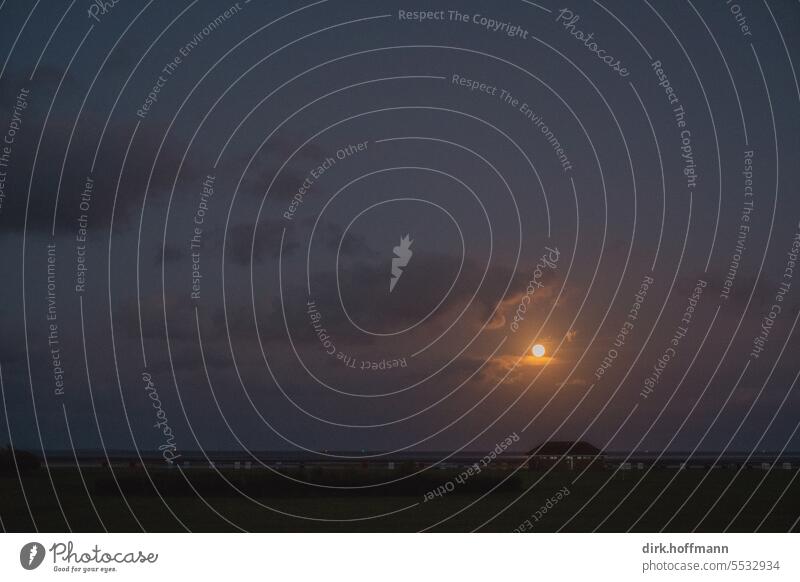 Vollmond über einem Haus an der Nordsee Mond Mondschein Nachthimmel Lichterscheinung leuchten ruhig dunkel Stimmung Außenaufnahme Wolken Silhouette Mondaufgang