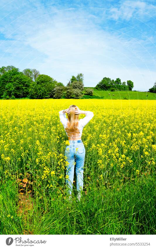 Junge blonde Frau im Rapsfeld jung Freiheit Portrait gelb Feld Natur Sommer Frühling Blühend Pflanze Blüte Umwelt Nutzpflanze Rapsblüte Landschaft Rapsanbau