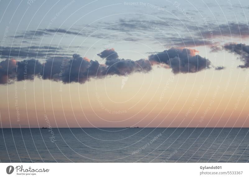 Sonnenuntergang über der Nordsee mit Schiffen in der Ferne auf der Insel Sylt Hintergrund Strand schön Schönheit blau Boote Windstille Cloud Wolken Küste Farbe