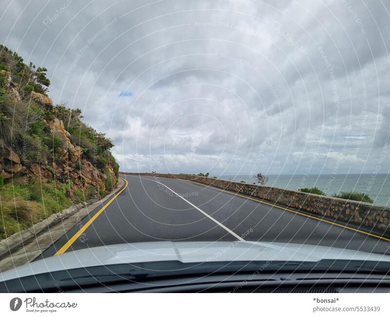 Küstenstraße Clarens Drive Straße Felsen Meer Horizont Wolken Himmel Auto Autofahren Windschutzscheibe Fahrbahn Fahrbahnmarkierung Straßenrand Whale Route