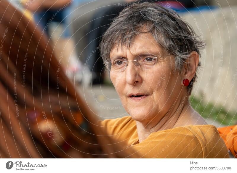 Weites Land l Frau mit fragenden Blick Portrait nachdenklich skeptisch Fragender Blick weiblich Erwachsene kurzhaarig zuhören