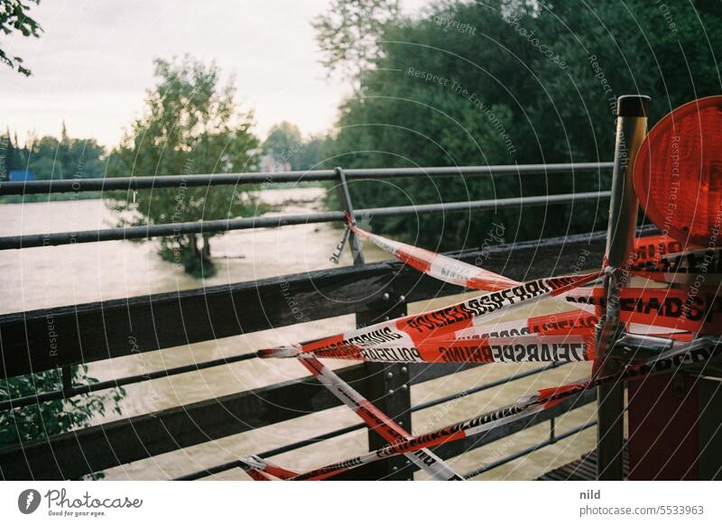 Hochwasser – Isar – München Überschwemmung Fluss Klimawandel Unwetter Katastrophe Zerstörung Wasser Umwelt Wetter Flutkatastrophe nass Außenaufnahme