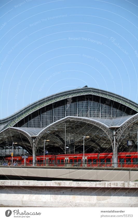 Zugfenster Eisenbahn Stahl Köln Gleise rot Träger fahren Bahnhof Lagerhalle Glas Säule Himmel balu Ferien & Urlaub & Reisen schwellen Niete