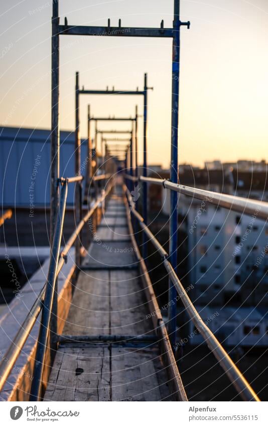 Parallelwelt| gut gerüstet Gerüst Baustelle Sanierung Baugerüst Sanieren Renovieren Arbeit & Erwerbstätigkeit Neubau Architektur Baukrise bauen gerüststange