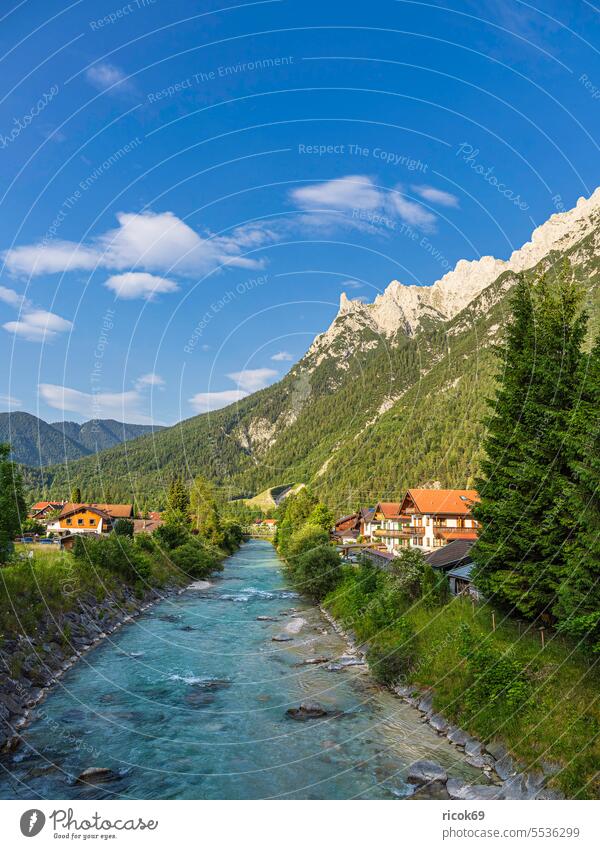 Der Fluss Isar bei Mittenwald in Bayern Alpen Gebirge Karwendel Berg Landschaft Natur Landkreis Garmisch-Partenkirchen Wasser Ufer Sommer Baum Steine Haus