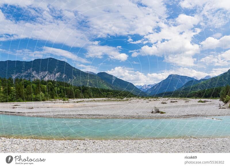 Der Fluss Isar bei Wallgau in Bayern Alpen Gebirge Karwendel Berg Landschaft Natur Landkreis Garmisch-Partenkirchen Wasser Ufer Sommer Baum Steine Haus Gebäude