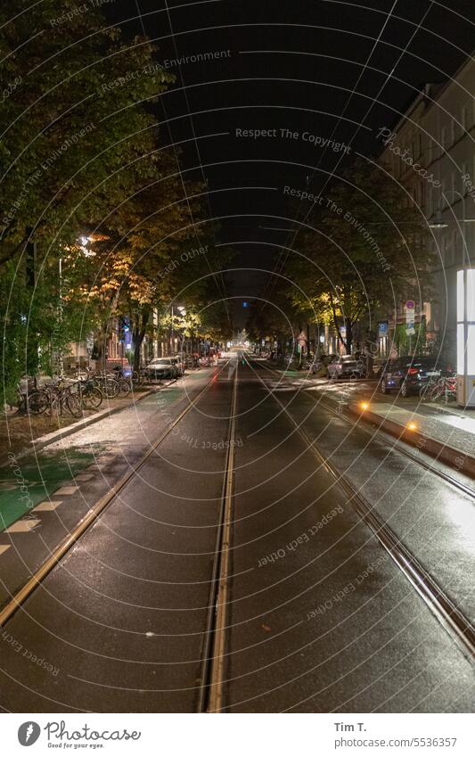 Nachts in der Kastanienallee Prenzlauer Berg Herbst Straße Farbfoto Berlin Stadt Außenaufnahme Stadtzentrum Altstadt Hauptstadt Menschenleer Altbau Gleise