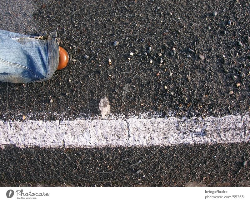 with the road Beine Straße Wege & Pfade Jeanshose Schuhe Streifen Zukunft Kieselsteine gerade schreiten Farbfoto Außenaufnahme Textfreiraum rechts