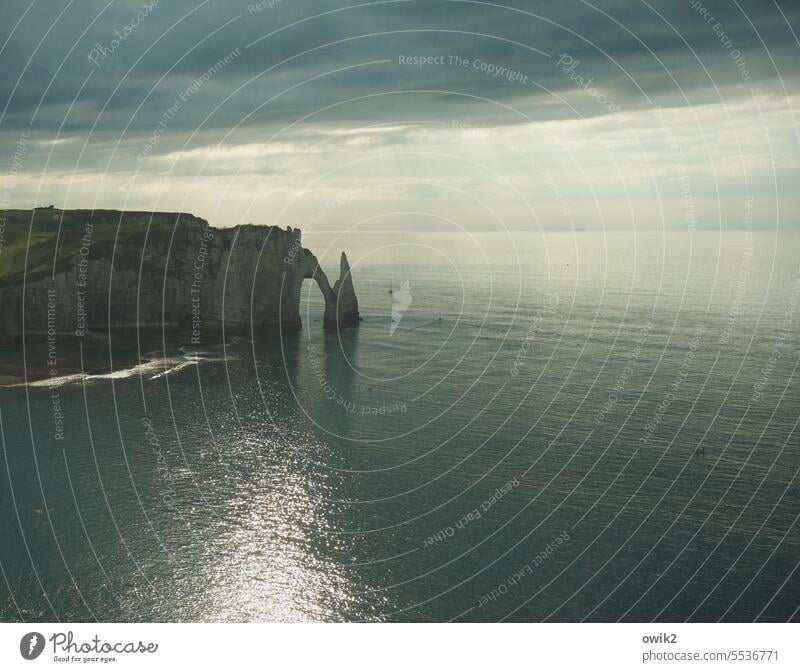 Steiler Zahn Naturwunder Bogen Étretat Normandie Frankreich Alabasterküste Felsen Klippe Farbfoto Atlantik Steilküste Tag Licht Schönes Wetter Ferne Horizont