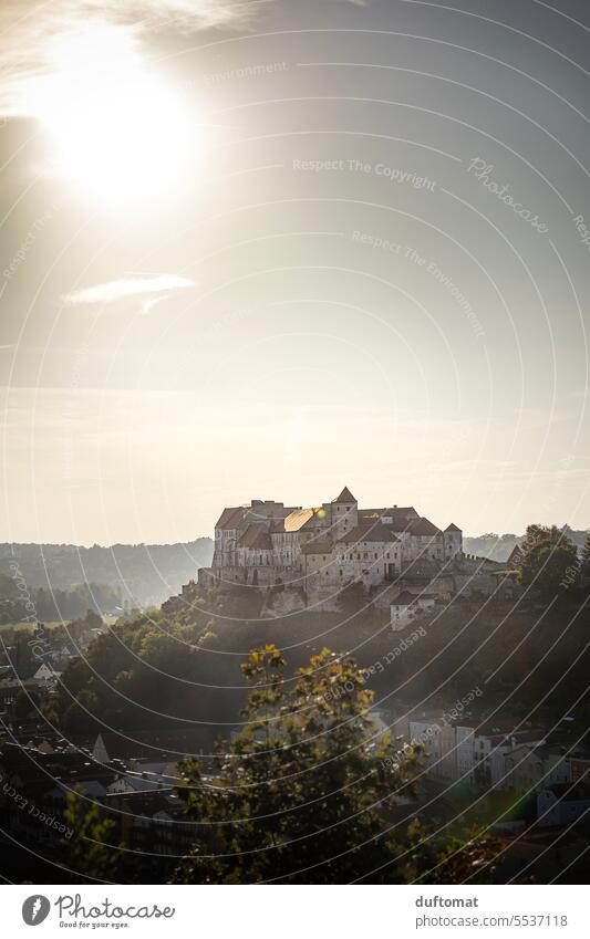 Burg von Burghausen, Bayern, im Herbst Ritter Burg oder Schloss Architektur historisch Sehenswürdigkeit Außenaufnahme Bauwerk Gebäude Tourismus