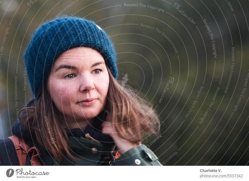 Weites Land | Nachdenklich | Porträt einer Frau mit langen Haaren und Mütze Person Mensch 1 Mensch Erwachsene Portrait Frauenporträt Frauenportrait Gesicht