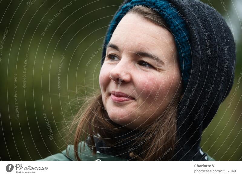 Weites Land | Optimistischer Blick | Frau mit Mütze blickt optimistisch in die Ferne Mensch Person 1 Mensch 1 Person Frauengesicht Frauenporträt Frauenportrait