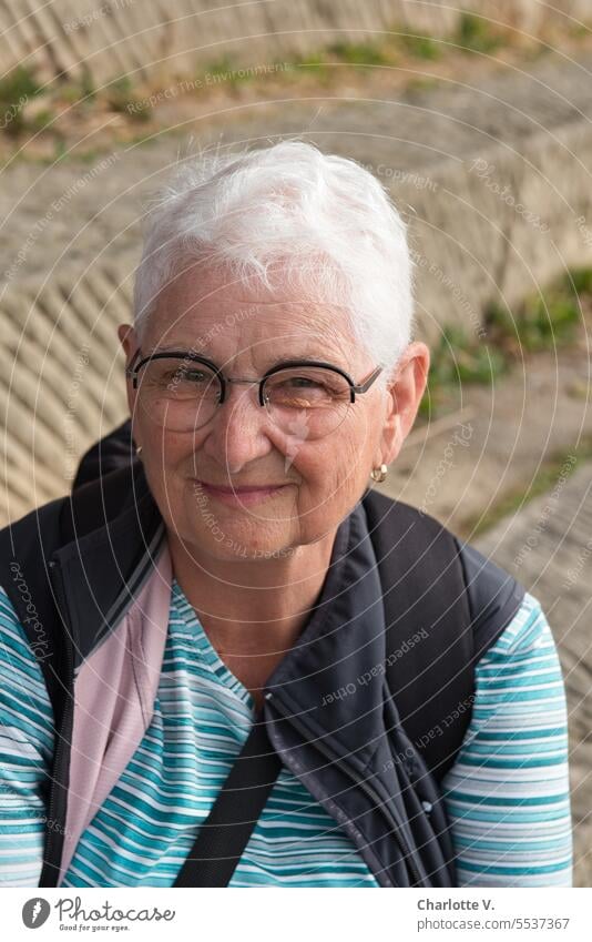 Weites Land | Ein bisschen verschmitzt | Frau mit kurzen, grauen Haaren und modischer Brille Person Mensch 1 Mensch Porträt Portrait Frauenporträt