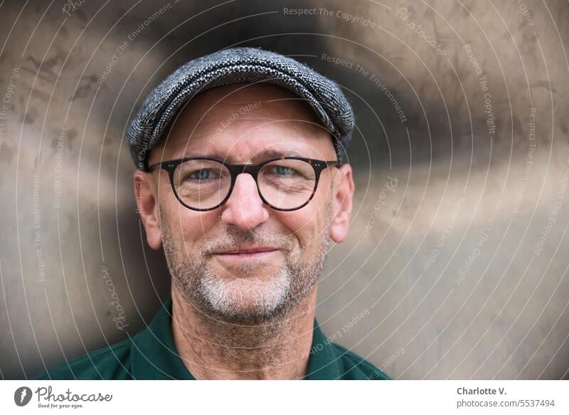 Weites Land | Zugewandt | Männerporträt mit Brille und Kappe Person Mensch Mann 1 Mensch Männerportrait Weitblick Porträt Portrait Außenaufnahme Erwachsener