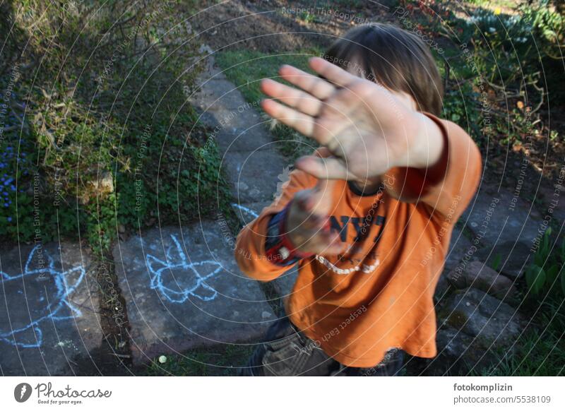 Kind hält Hand vor sein Gesicht Abwehren Stop nein protestieren Gefühle Grenze Handfläche abwehrend Kinderspiel Entschlossenheit Abwehrhaltung Ablehnung Mensch