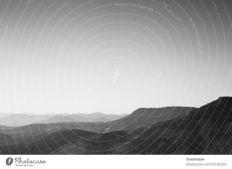 Blick auf die Vogesen Frankreich Berge Hügel Mittelgebirge Abstufungen Himmel Weite sanft Berge u. Gebirge Natur Wald Menschenleer Schwarzweißfoto