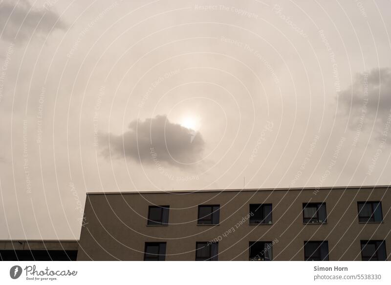 Sonne hinter kleiner Wolke bei diesiger Luft mit Gebäude Dunst undurchsichtig Lichtstimmung Stadt Smog Verschmutzung Luftverschmutzung Flachdach Umwelt dreckig