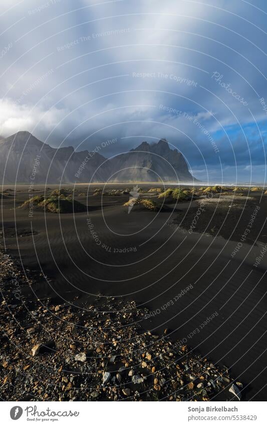 Stokksnes, Vestrahorn auf Island kurz vor dem Sturm Wetter stürmisch Sand Strand schwarz Meer Berge Klippen Gipfel Landschaft Küste Berge u. Gebirge Natur