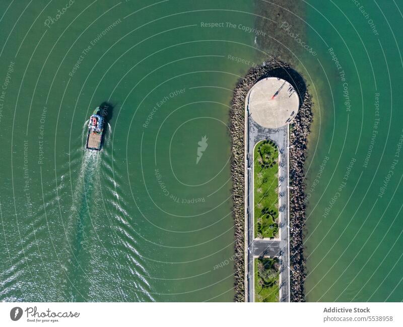 Boot in grünem Meer gegen Gehweg MEER Pier Laufsteg Wasser Schwimmer Verkehr Jacht Spur Pass malerisch Windstille Basken Gefäße Spanien marin Höhe Schiff