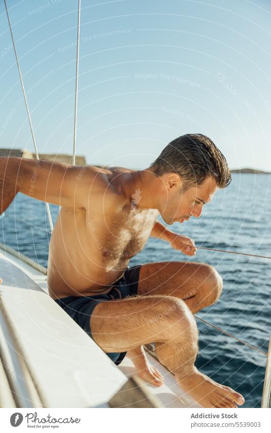 Hübscher Mann auf Segelboot im Ozean Jacht Boot sinnlich Sommer Urlaub selbstbewusst Sinnlichkeit Kreuzfahrt Meer Körper Träumer stylisch Gefäße Model im Freien