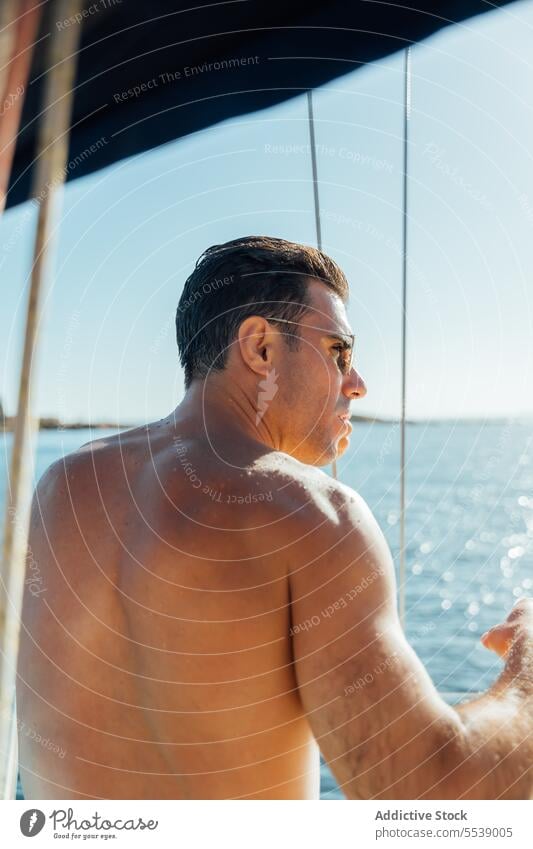 Hübscher Mann auf Segelboot im Ozean Jacht Boot sinnlich Sommer Urlaub selbstbewusst Sinnlichkeit Kreuzfahrt Meer Körper Träumer stylisch Gefäße Model im Freien