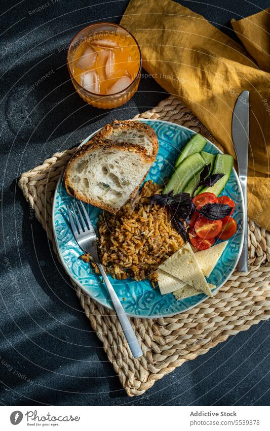 Gesundes Fünf-Zutaten-Lunch-Set Mittagessen Lebensmittel Bestandteil fünf Kulisse selbstgemacht Ziege Käse frisch Salatgurke Scheibe geschnitten Portion Tomate