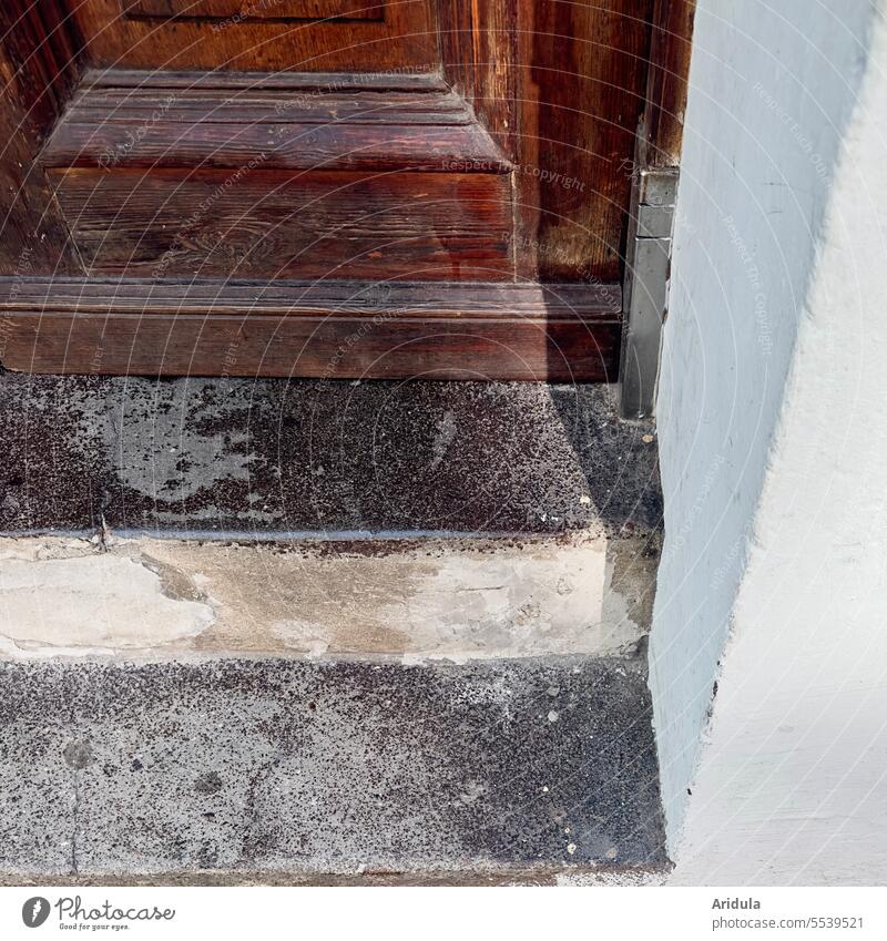 Ausschnitt einer alten dunklen Haustür aus Holz mit Treppenstufen und weißer Hauswand Tür Eingang Stufen Wand Altbau Gebäude Architektur Fassade Eingangstür