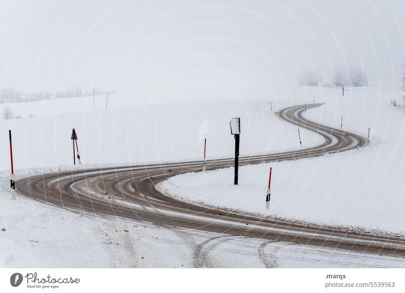 Winterstraße Schnee Landschaft Straße Kurve Verkehr Straßenverkehr kalt Wege & Pfade Verkehrswege Landstraße Natur Spur StVO Ziel