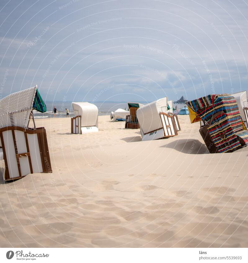 Sommer an der Ostsee Strand Strandkörbe Meer Ferien & Urlaub & Reisen Erholung Sommerurlaub Tourismus Küste Schönes Wetter Insel Sand Strandkorb Sonnenlicht