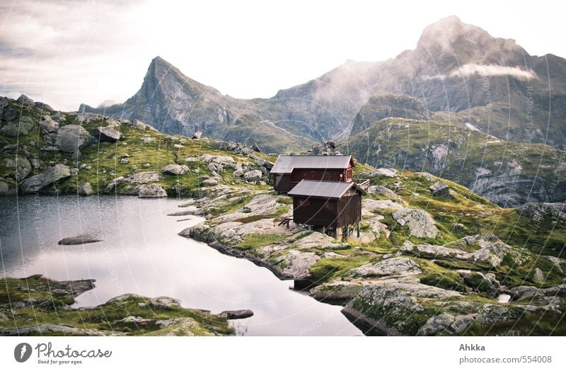 Lofoten XXI Zufriedenheit Sinnesorgane Erholung Berge u. Gebirge wandern Landschaft Wolken Nebel Felsen Gipfel See Hütte atmen Stimmung Sicherheit Schutz