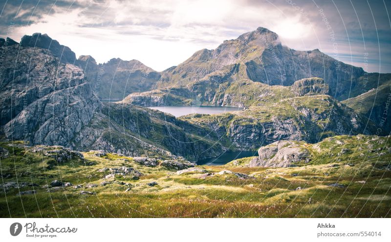 Freie Sicht II Ausflug Abenteuer Ferne Freiheit Berge u. Gebirge wandern Natur Landschaft Urelemente Himmel Wiese Felsen Gipfel Gebirgssee Stimmung bizarr