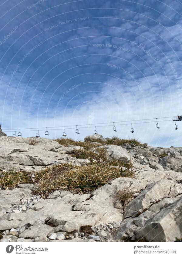 Still stehender Sessellift auf dem Nebelhorn im bayerischen Oberstdorf (Landkreis Oberallgäu) an einem milden Tag im Oktober 2023. Foto: Alexander Hauk