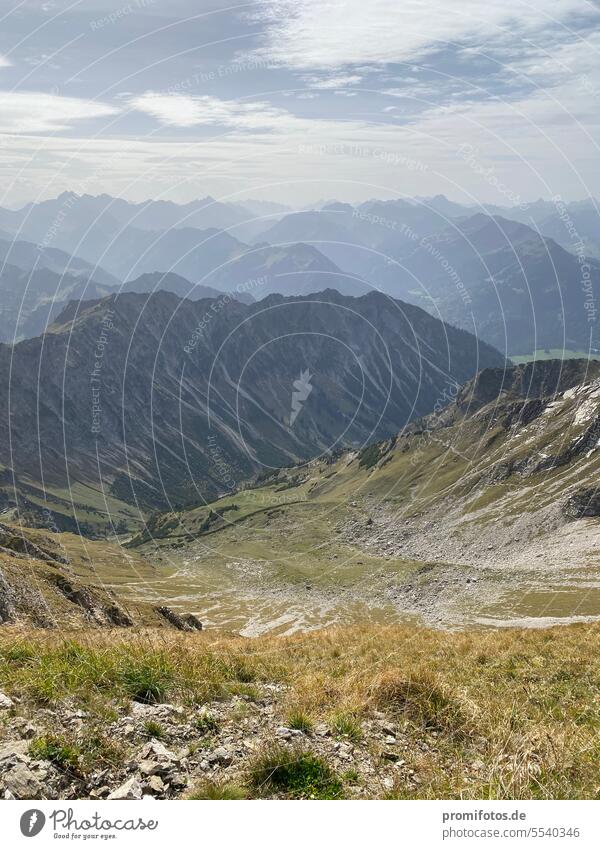 Blick vom Nebelhorn im bayerischen Oberstdorf in die Allgäuer Alpen an einem milden Tag im Oktober 2023. Foto: Alexander Hauk oberallgäu schwaben bayern