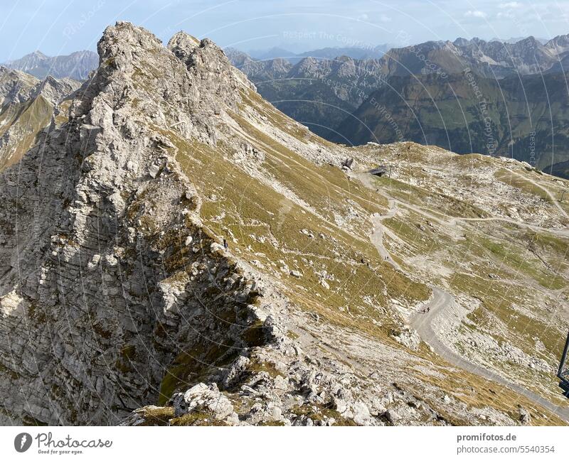 Blick vom Nebelhorn im bayerischen Oberstdorf auf den Einstieg zum Hindelanger Klettersteig, Foto: Alexander Hauk Berg berge wandern wanderung allgäu oberallgäu