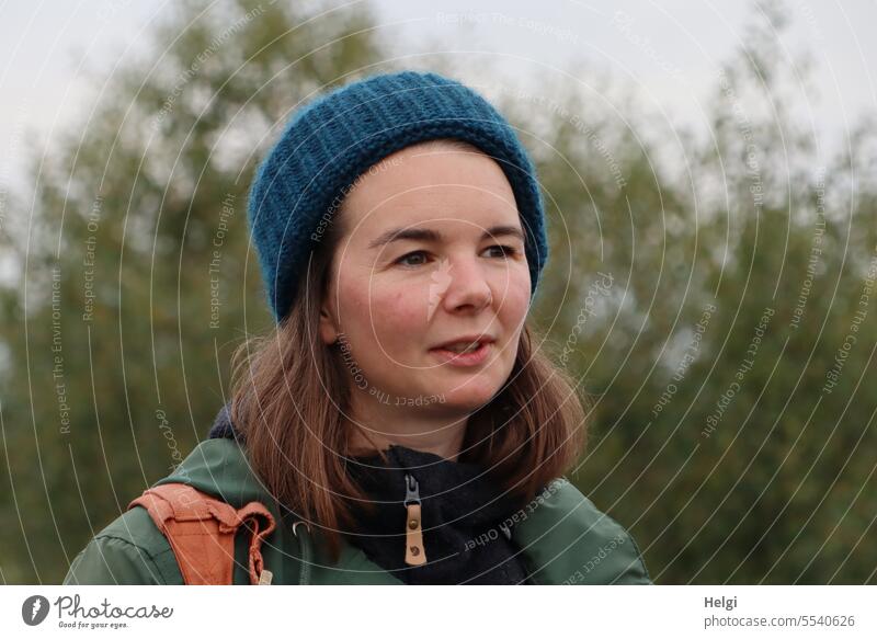 Weites Land | hübsche junge Frau Mensch weiblich feminin Kopf Gesicht langhaarig Mütze draußen Außenaufnahme Erwachsene Porträt Blick Haare & Frisuren Farbfoto