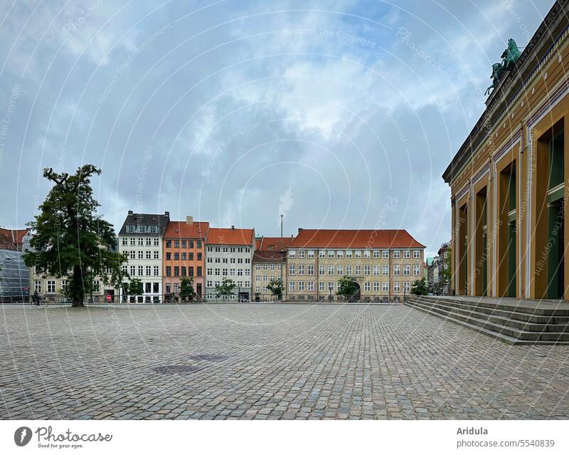 Bertel Thorvaldsen Platz Kopenhagen Stadt Altbau Gebäude Architektur Stadtansicht Öffentlicher Platz Fassade Haus Menschenleer Bauwerk Kopfsteinpflaster Wolken