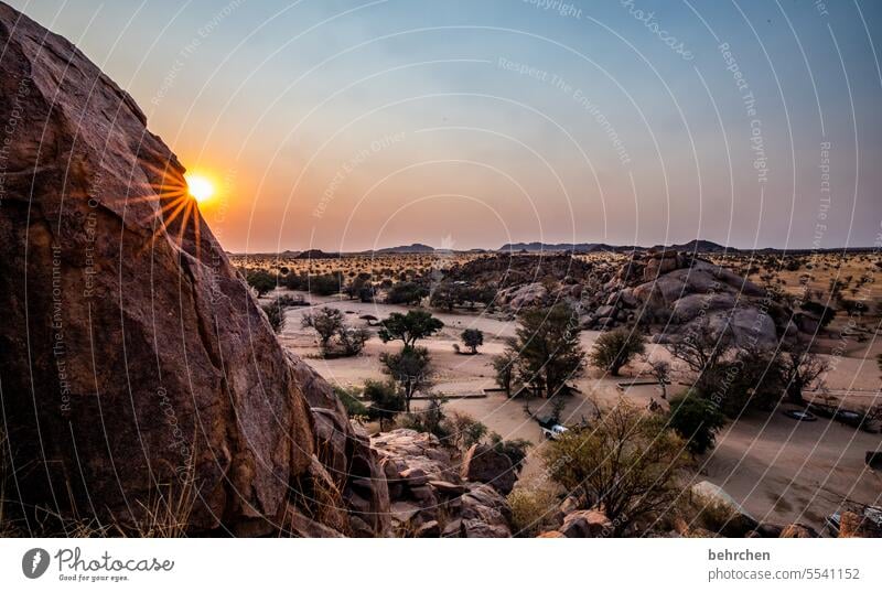 das letzte licht des tages Sonnenstrahlen träumen fantastisch Dämmerung kitschig Kitsch romantisch Wildnis Felsen Damaraland Sonnenuntergang Außenaufnahme