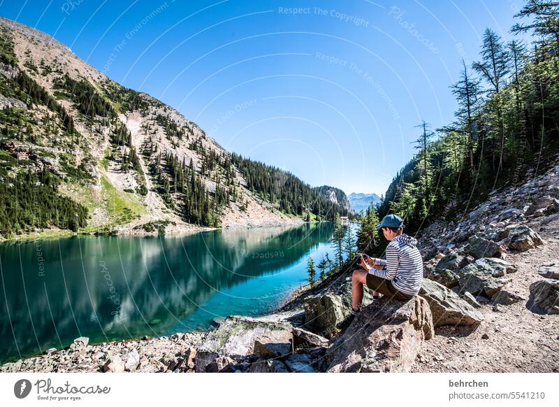 blickfang Kindheit Sohn Alberta Abenteuer Familie Freiheit See Landschaft Berge u. Gebirge Kanada Außenaufnahme Natur Rocky Mountains Nordamerika Farbfoto