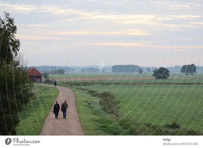 Weites Land | frühmorgens im Moor Moorlandschaft Teufelsmoor Mensch Fotograf zwei Weg Moorwiesen Baum Himmel Wolken Haus Gebäude Natur Umwelt Außenaufnahme