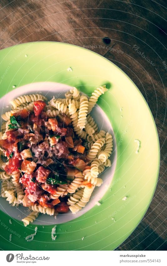 vegetarisches Nudelgericht Lebensmittel Gemüse Salat Salatbeilage Teigwaren Backwaren Kräuter & Gewürze Öl Nudeln Pasta Spiralnudel Parmesan Tomatensauce