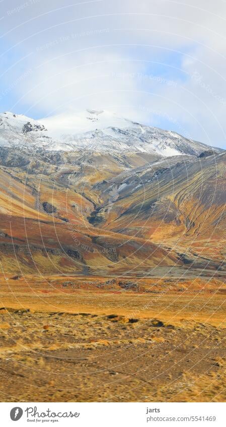 Island Berge farbenfroh Farbenspiel Herbstfärbung Vulkan Tal Schneebedeckte Gipfel rot braun atemberaubend einzigartig Felsen Flechten Flechtenblüte Eis Himmel