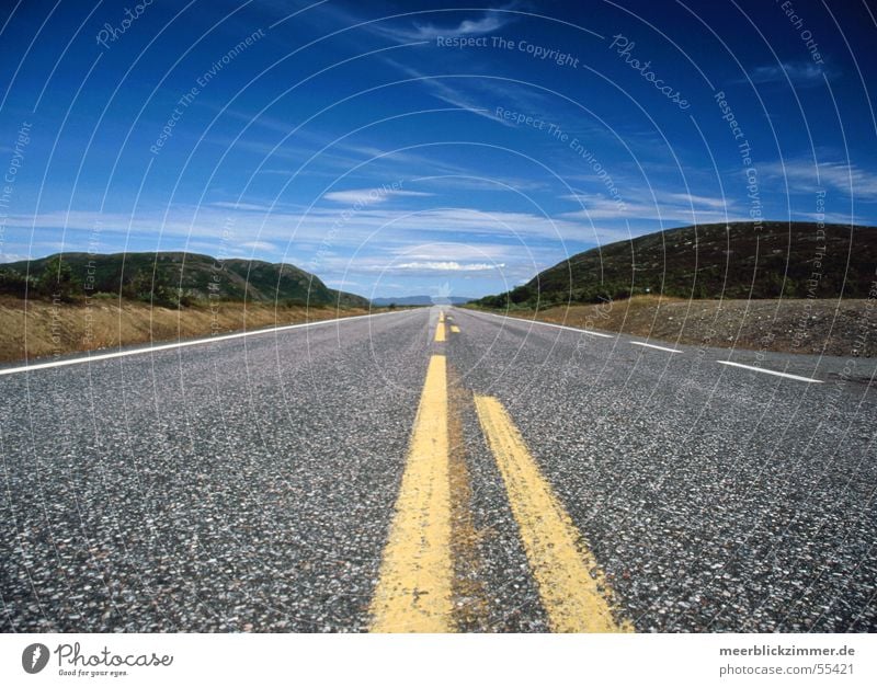 Fernweh Asphalt geradeaus Wolken Straße Himmel Berge u. Gebirge Perspektive Linie blau Ferne Verkehrswege