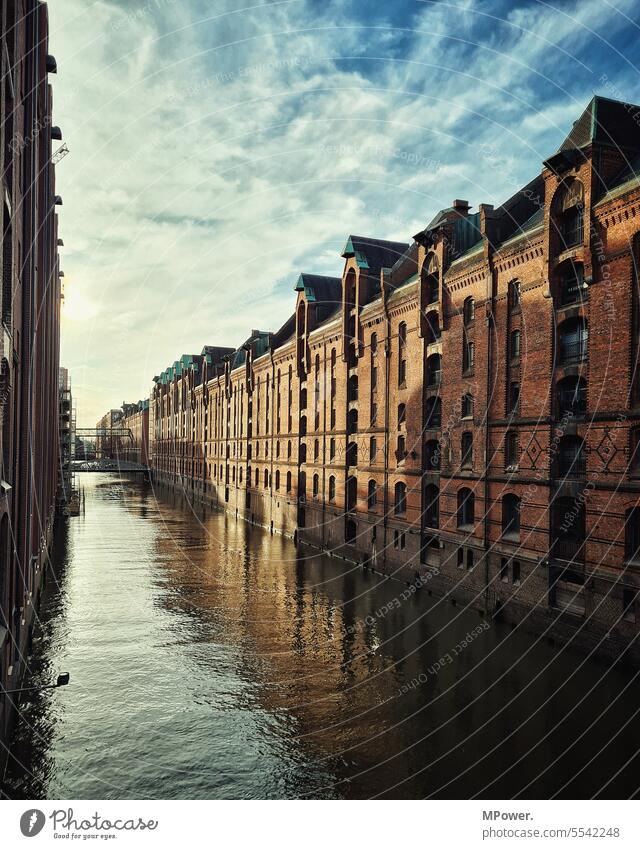 hamburger speicherstadt Hamburg Speicher Kanal Backstein Backsteinfassade Altbau historisch Alte Speicherstadt Architektur Wahrzeichen Sehenswürdigkeit