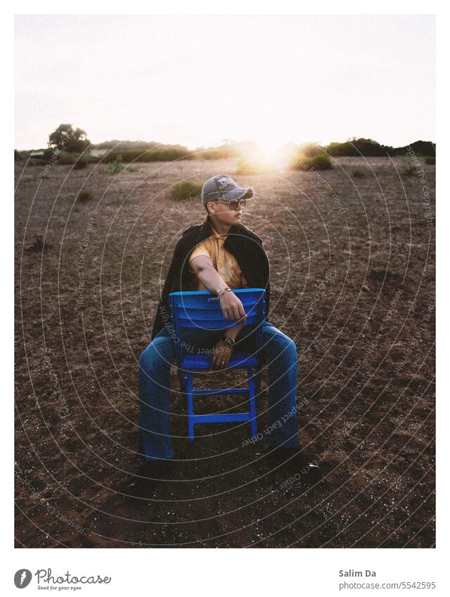 Stilvolles Modell im Sonnenuntergang stylisch modisch im Freien Pose posierend photogen Porträt Sonnenuntergänge Lifestyle gestalten Mode-Modell Lebensstile