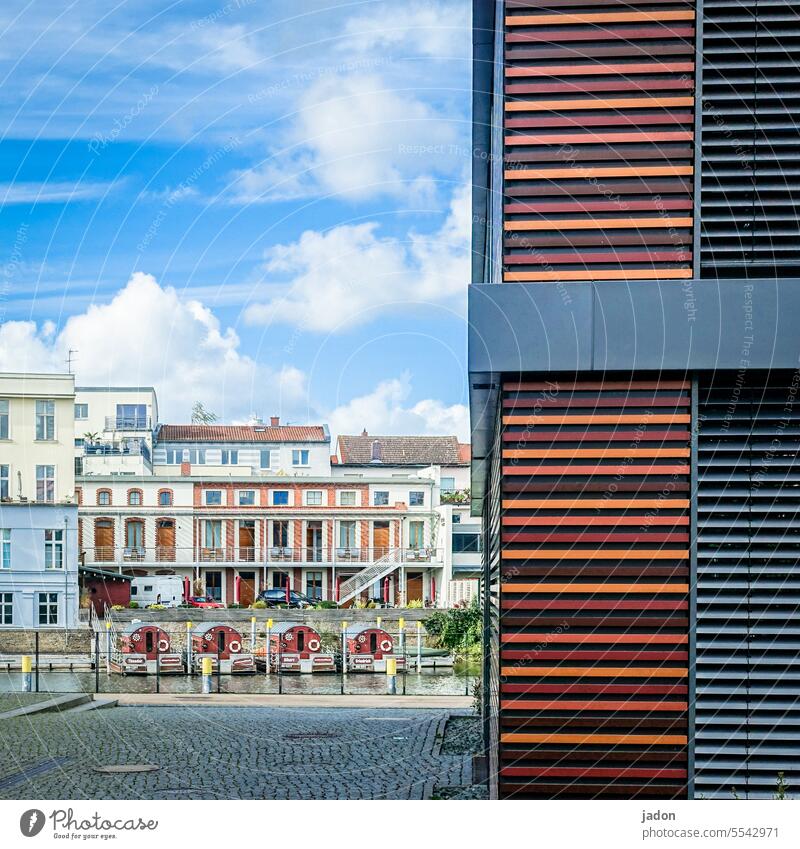 nah am wasser gebaut (3). Gebäude Haus Fassaden Fenster Treppe Architektur Bauwerk Wand Stadt Wasser Fluss schlicht Parallelen Linien Farbfoto Himmel Altstadt