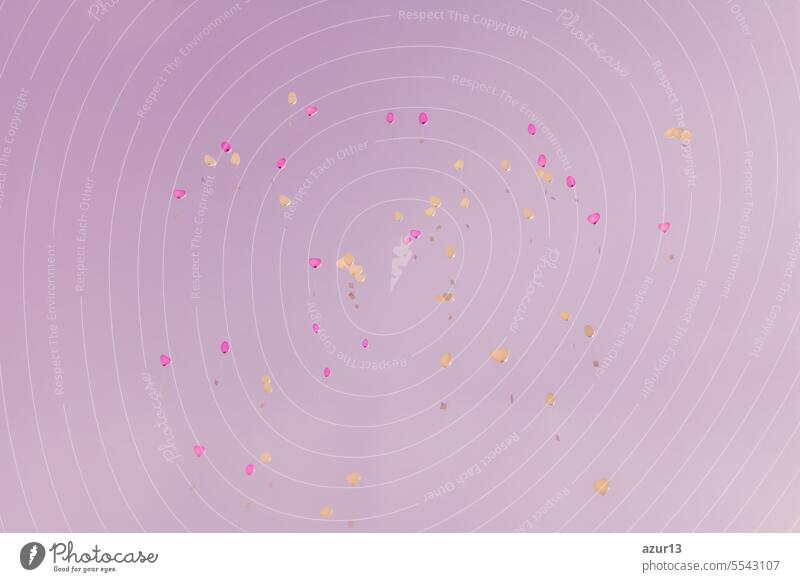 Herz-Liebesballons fliegen in den rosa Himmel mit Zeremonie-Wünschen. Romantisches Symbol der zukünftigen Partnerschaft. Gruppe von schönen Herz Ballons mit Glückwunschkarten auf Hochzeitsfeier oder Valentinstag
