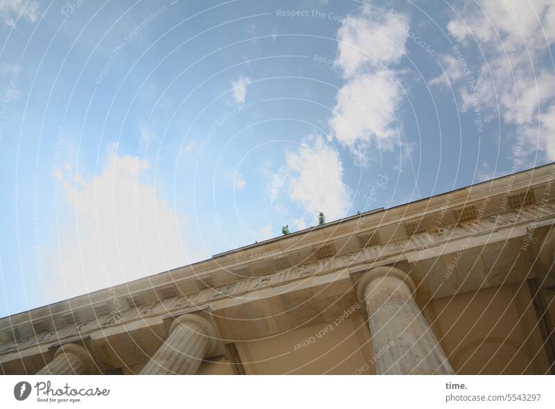 Halswirbelsäulentraining (49) Bauwerk Sehenswürdigkeit Architektur Tor Brandenburger Tor Denkmal Wahrzeichen Stadtzentrum urban Himmel historisch