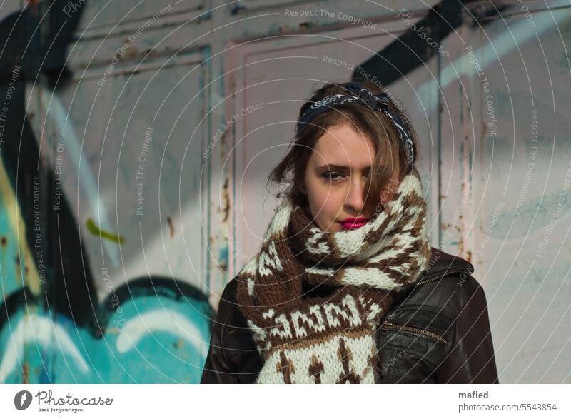 Mädchenbild III/ PC-Treffen Hamburg 03/2015 junge Frau skeptischer Blick Haarsträne rote Lippen Piercing Bandana Grafitti