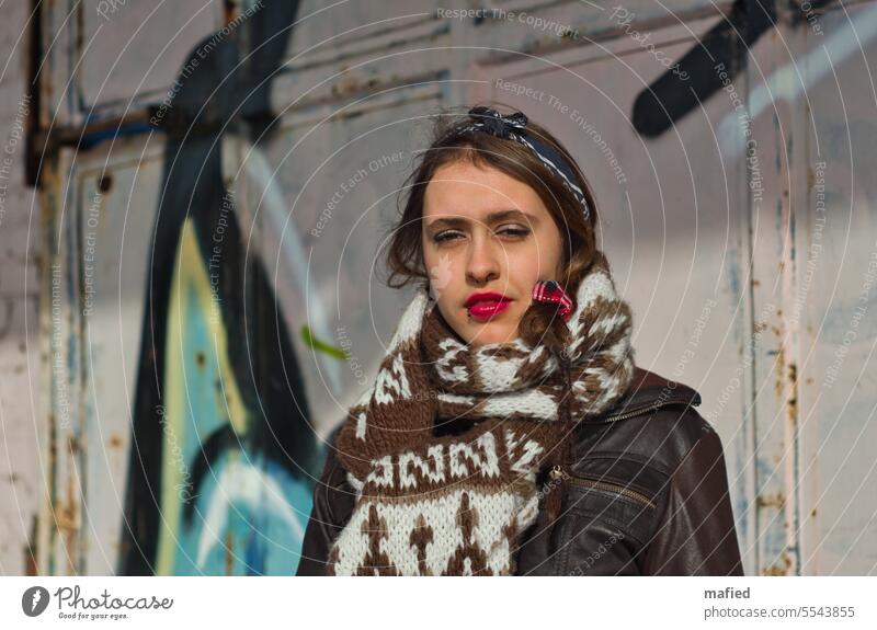 Mädchenbild IV/ PC-Treffen Hamburg 03/2015 junge Frau skeptischer Blick Haarsträne rote Lippen Piercing Bandana Grafitti